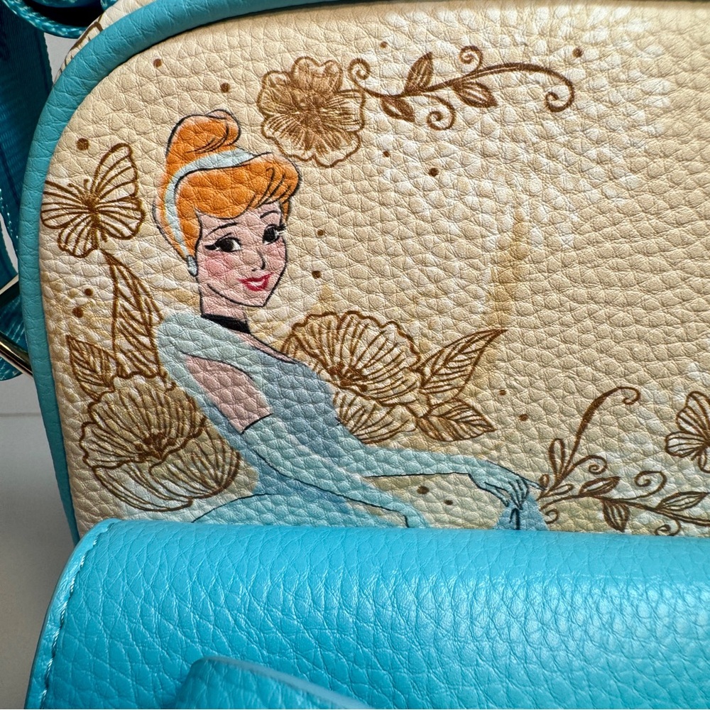 NWT. WondaPop Luxe Disney Cinderella Crossbody Bag. pebble vegan leather. - Picture 4 of 16